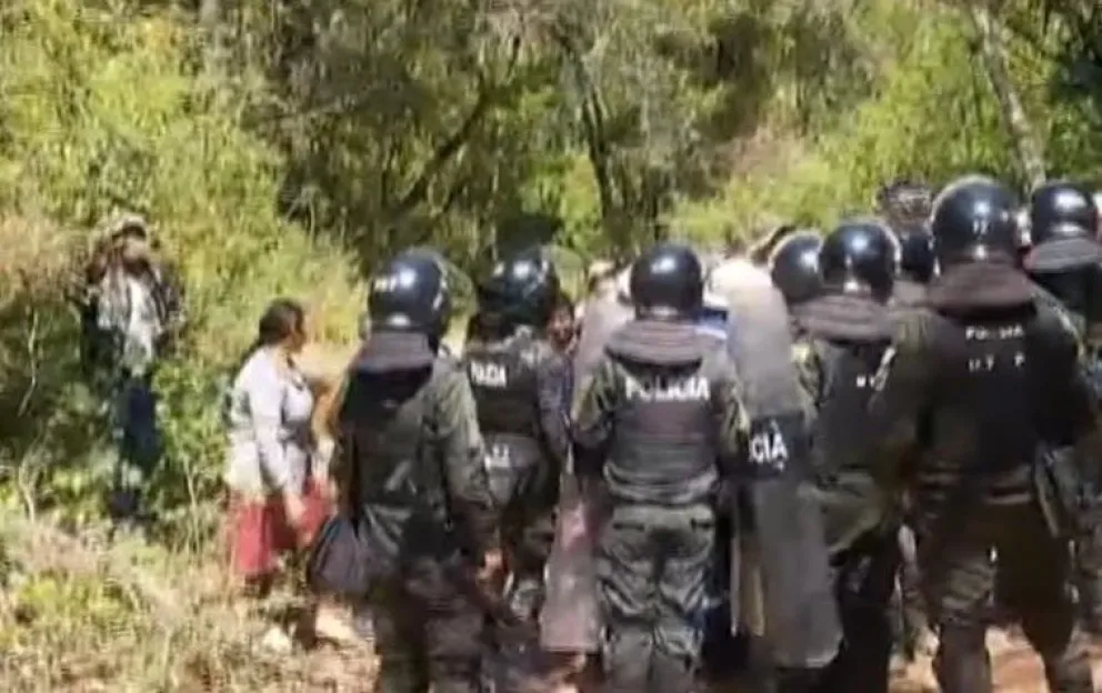Policías ingresaron a Tariquía acompañando a trabajadores de YPFB y Petrobras. Foto: captura de Tariquía Hoy