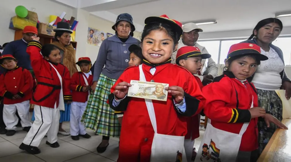 Los estudiantes reciben 200 bolivianos anuales.    Foto: Archivo APG