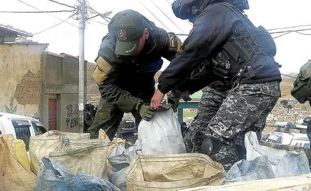 Dos policías acomodan bolsas con mineral. Foto: Los Tiempos (Archivo)