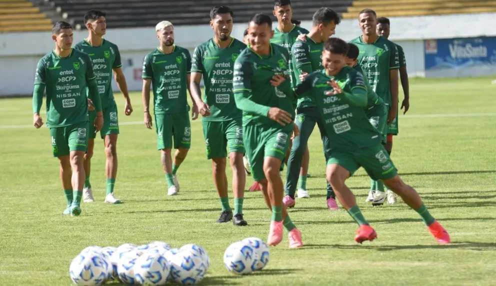 La selección trabajó este viernes en Achumani con el balón de la selección argentina. Foto: APG