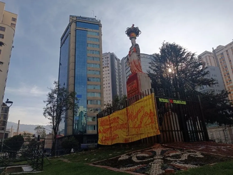 El colectivo Mujeres Creando realizó una intervención al monumento de Isabel La Católica. Foto: Mujeres Creando