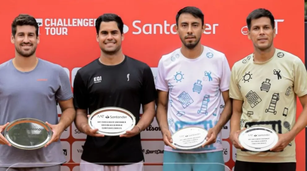 Arias y Zeballos (der.) con sus trofeos por el subcampeonato ganado. Foto: Asociación Argentina de Tenis.