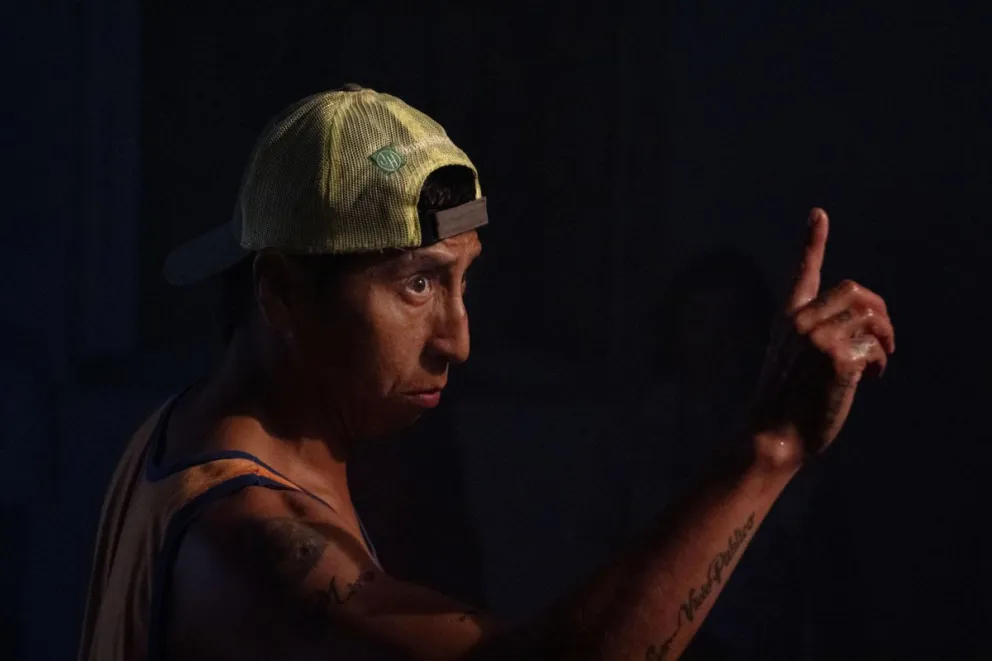 El expresidiario y actor boliviano Jorge Arias Cortez interpreta la obra "Palmasola-Un pueblo prisión" en el Festival Iberoamericano de Teatro en Cádiz (España). Foto: EFE
