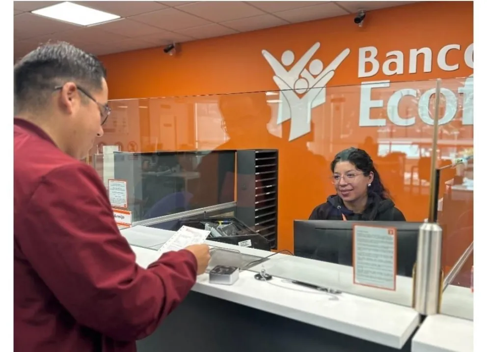 Un cliente realiza una transacción en una oficina de Ecofuturo. S.A. Foto Ecofuturo.