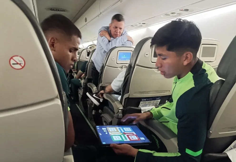 Monteiro y Terceros pasan el tiempo jugando una partida de ludo en el avión. Foto: Marcos Bonilla