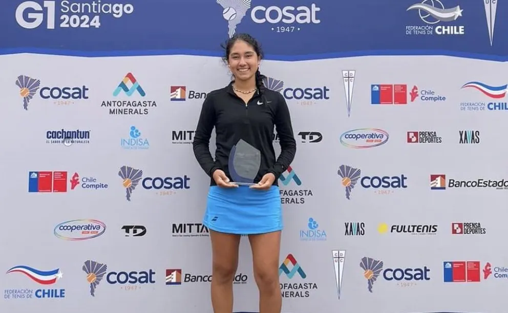 La tenista nacional con su trofeo de singles. Foto: Valery Sumoya.