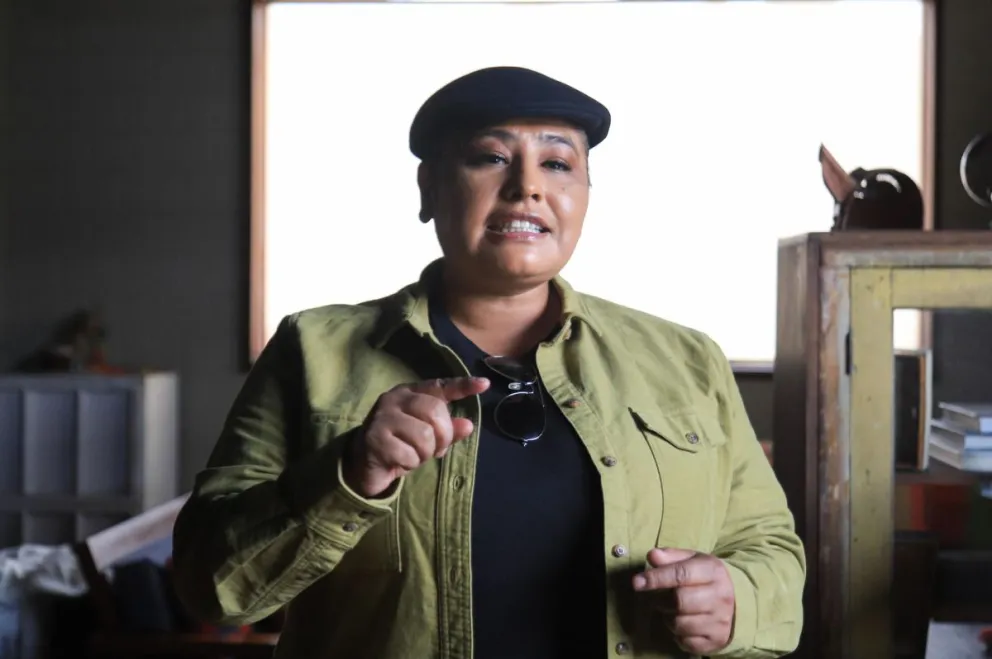 La chef del restaurante Gustu de La Paz, Coral Ayoroa, habla en una entrevista con EFE este sábado, en La Paz. Foto: EFE