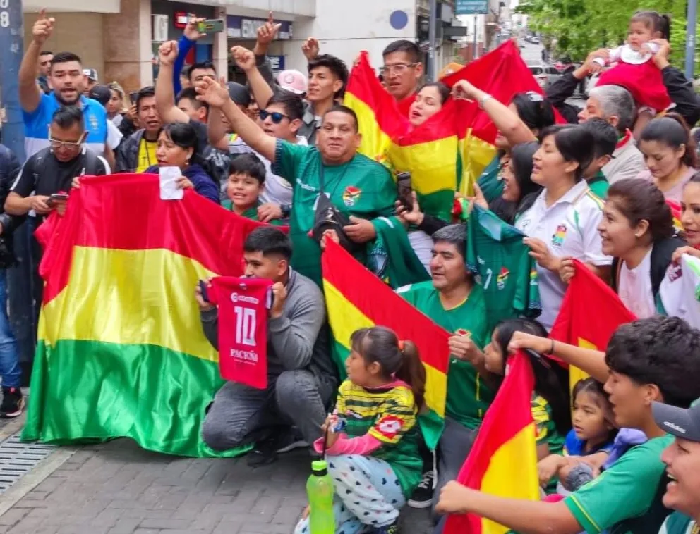 Residentes bolivianos en Buenos Aires asistieron al hotel de la Selección nacional para brindar su apoyo. Foto: Sports 360