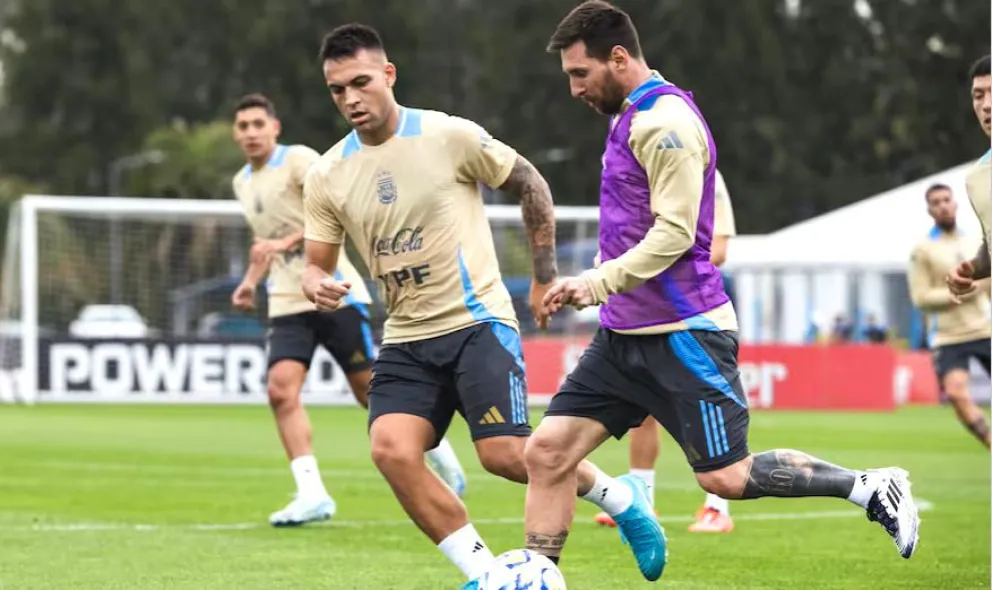 Messi (con ponchillo) maneja la pelota ante la marca de Martínez. Foto: La Nación.