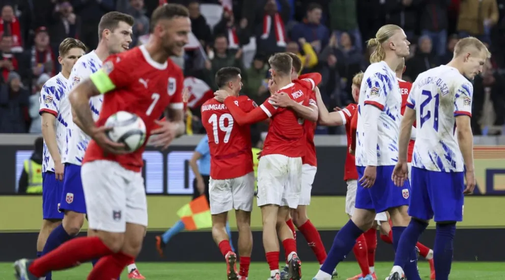 Los austriacos (de rojo) celebran por uno de sus goles anotados. Foto: EFE.