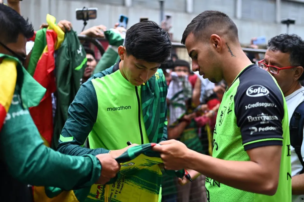 Miguel Terceros firma una camiseta a uno de los hinchas bolivianos en Buenos Aires. Foto: FBF