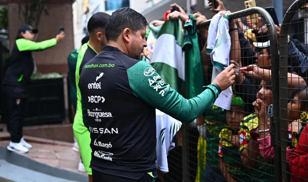 El técnico Óscar Villegas en su contacto con los residentes bolivianos en Buenos Aires. Foto: FBF