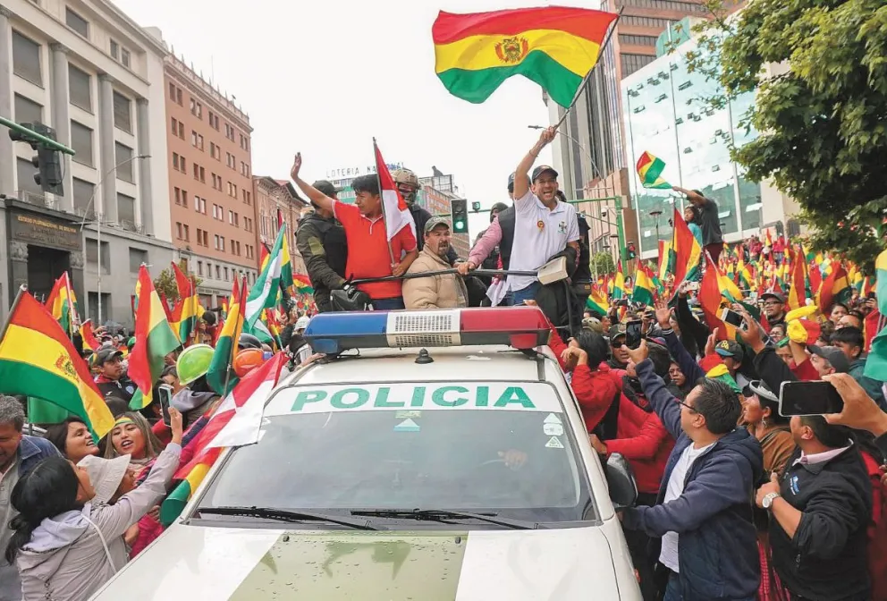 Fernando Camacho y Marco Pumari son recibidos en el centro de La Paz, en noviembre de 2019. Foto: APG