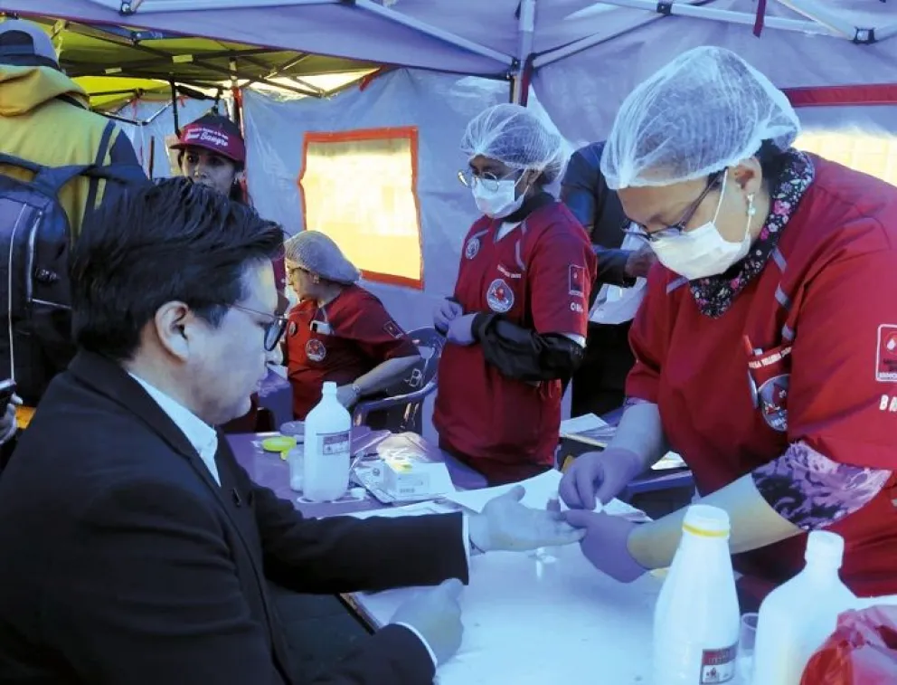 Una ciudadano dona sangre en una de las campañas periódicas que hay en el país. Foto: Ministerio de Salud.