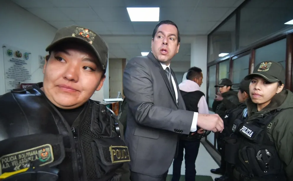 Martín Camacho, abogado de Luis Fernando Camacho, este lunes en los tribunales. Foto: APG