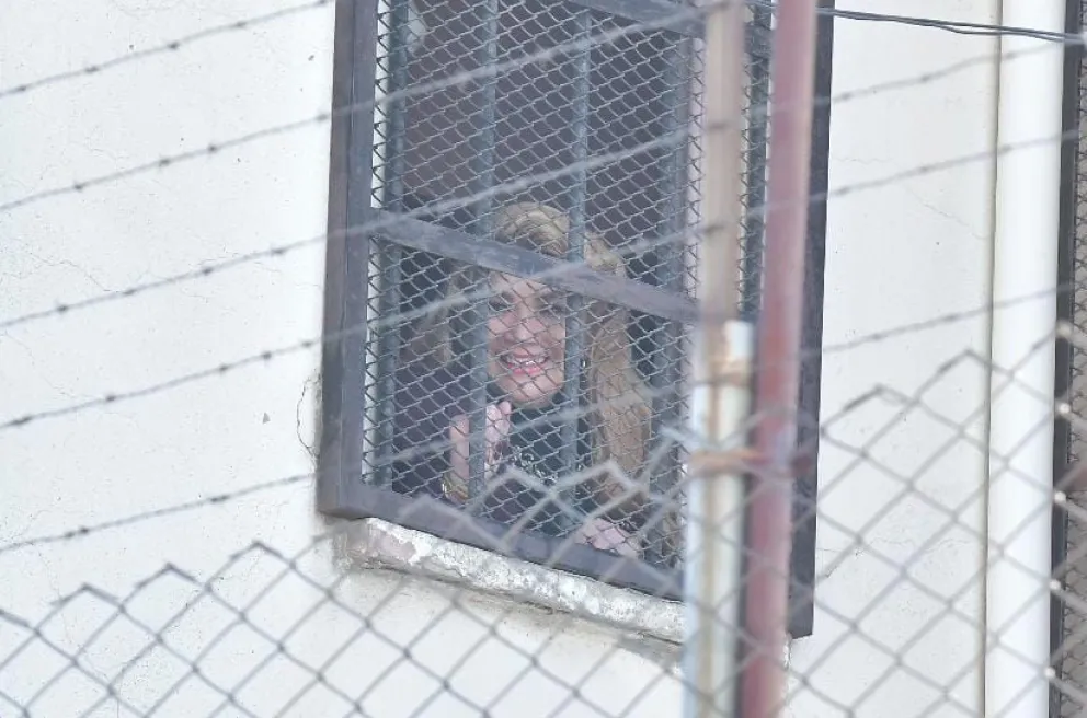 La expresidenta Jeanine Añez, este lunes en una ventana del penal de Miraflores, donde está detenida. Foto: APG