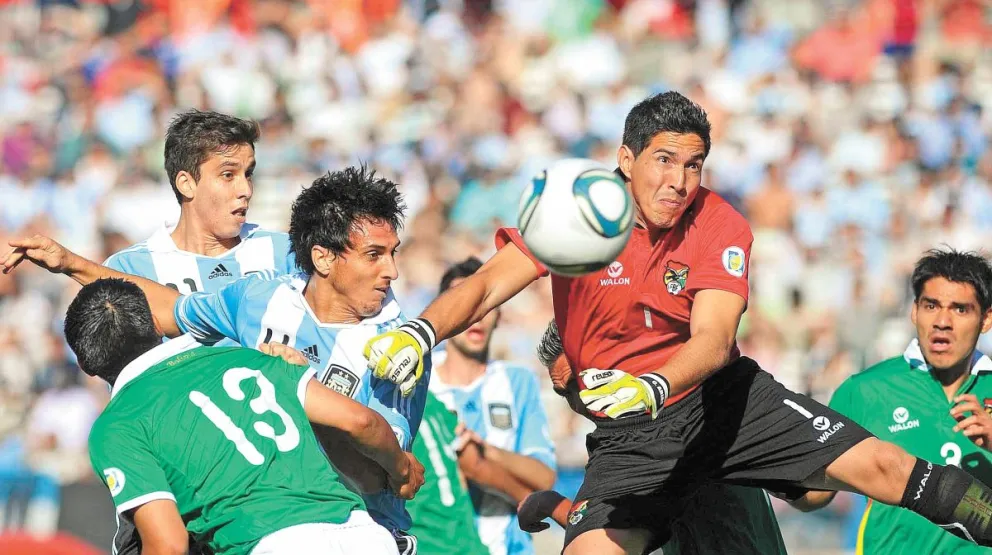 El arquero Carlos Arias se eleva y despeja un ataque argentino en el partido de noviembre de 2011. Foto: AFA.