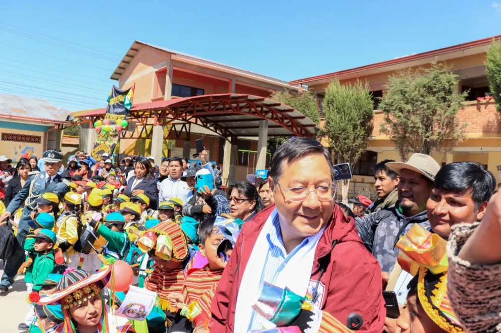El presidente Arce junto a niños, durante el acto en El Alto. Foto: APG