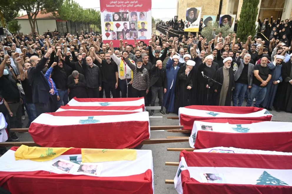 Dolientes alrededor de los ataúdes de diez personas muertas en un ataque militar israelí. Foto: EFE