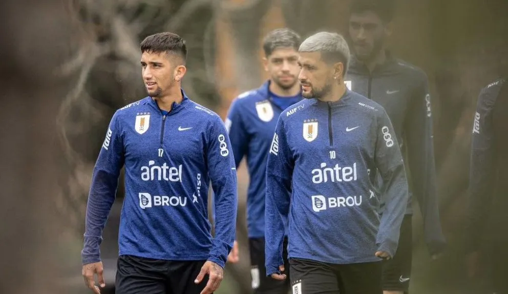 Jugadores de la selección uruguaya en la previa del entrenamiento del domingo. Foto: AUF