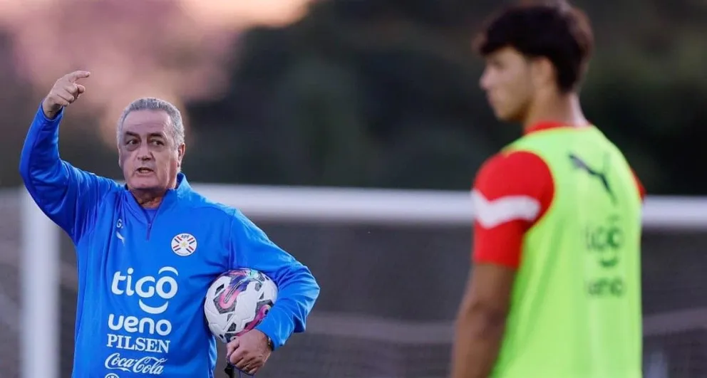 Gustavo Alfaro (izq.), DT de Paraguay da instrucciones a sus dirigidos en la sesión de este lunes. Foto: la albirroja.