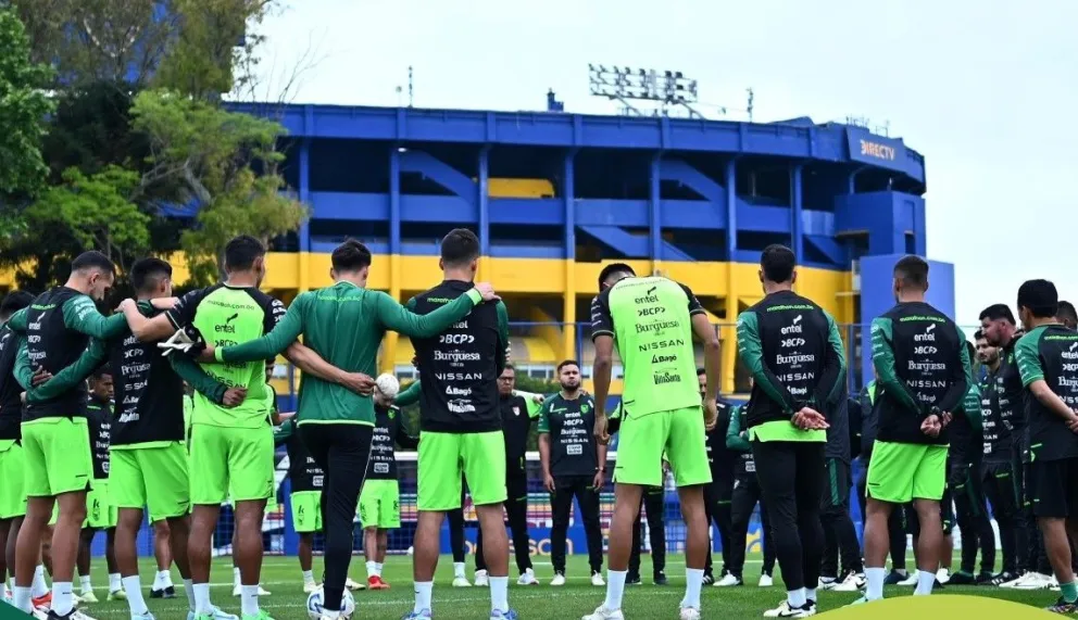 Jugadores y cuerpo técnico de la Selección nacional se reúnen antes de iniciar la práctica de este lunes. Foto: FBF