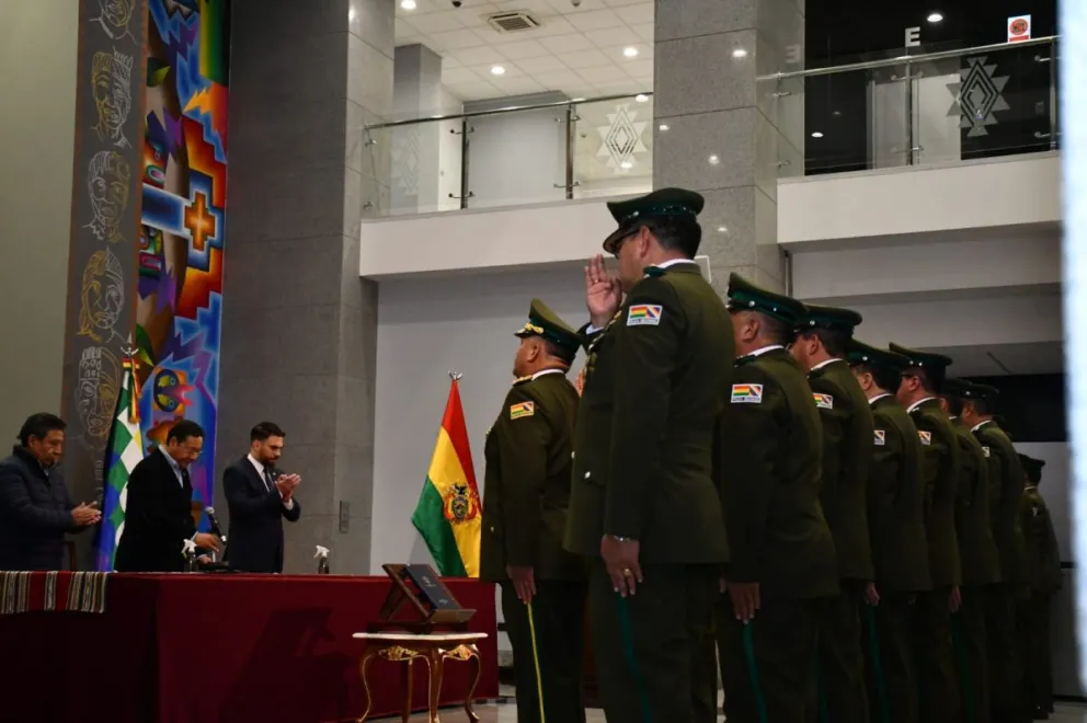 El presidente Luis Arce toma juramento a las nuevas autoridades de la Policía Boliviana. Foto:APG
