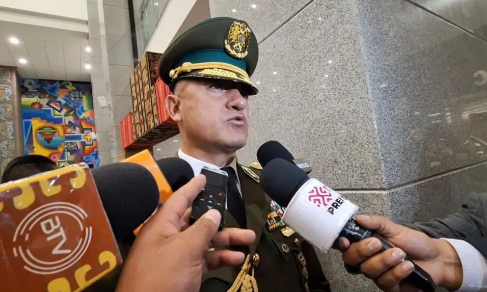 El comandante de la Policía Boliviana, Augusto Russo, declara a los periodistas. Foto: Erbol