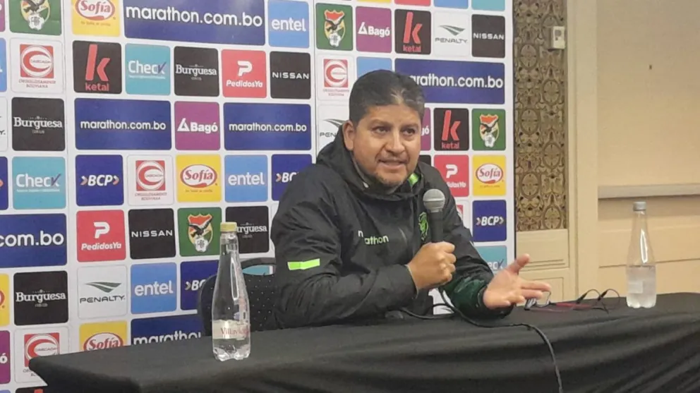 Óscar Villegas responde a una pregunta en la conferencia de prensa previo al partido del martes. Foto: Sports 360.