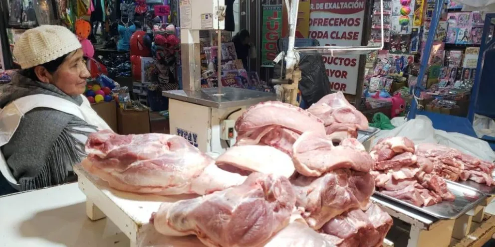 Una vendedora de carne de cerdo en la calle Munaypata de La Paz. Foto: Unitel