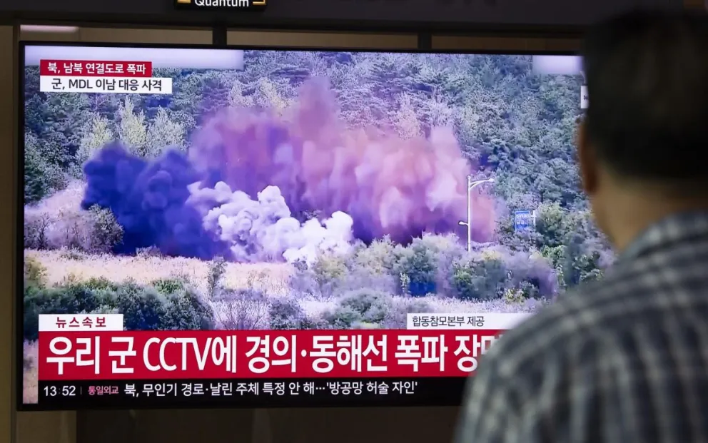 Un canal de Seúl informa de que el ejército norcoreano destruyó varios tramos de las carreteras intercoreanas de Gyeongui y Donghae. Foto: EFE