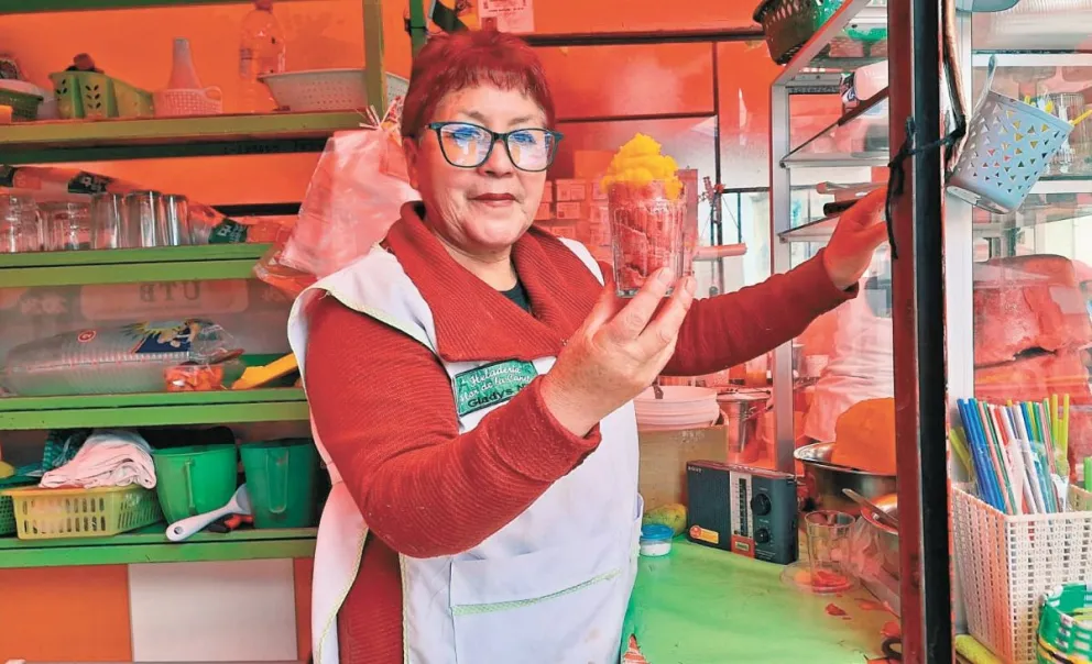 La señora Gladys Azurduy ofrece un helado de canela en la Plaza del Helado. Foto: M. Belmonte / Visión 360