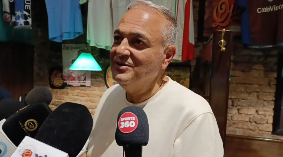 Fernando Costa, titular de la FBF, atiende el requerimiento de periodistas en Buenos Aires. Foto: Marcos Bonilla.