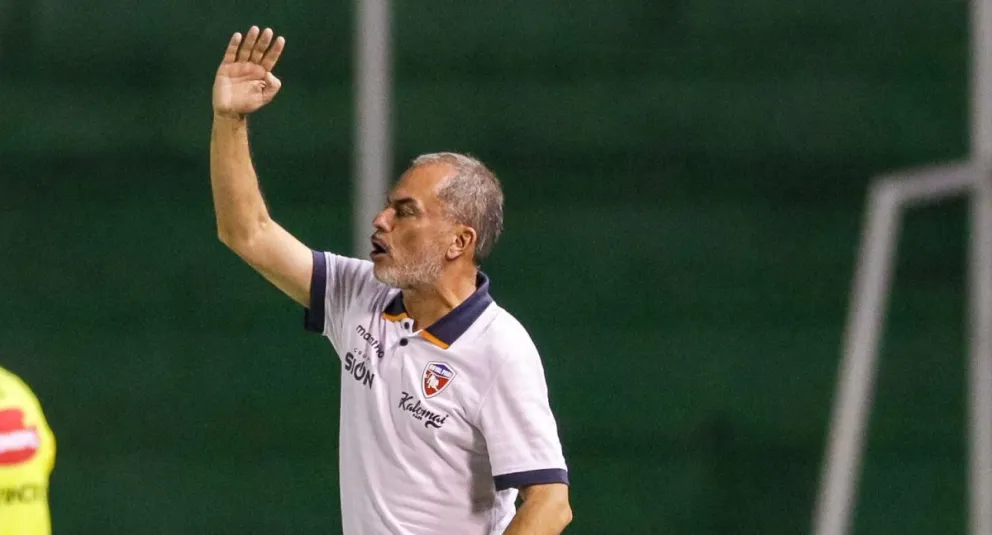 El técnico Jaime de La Pava en un partido de la División Profesional. Foto: Royal Pari