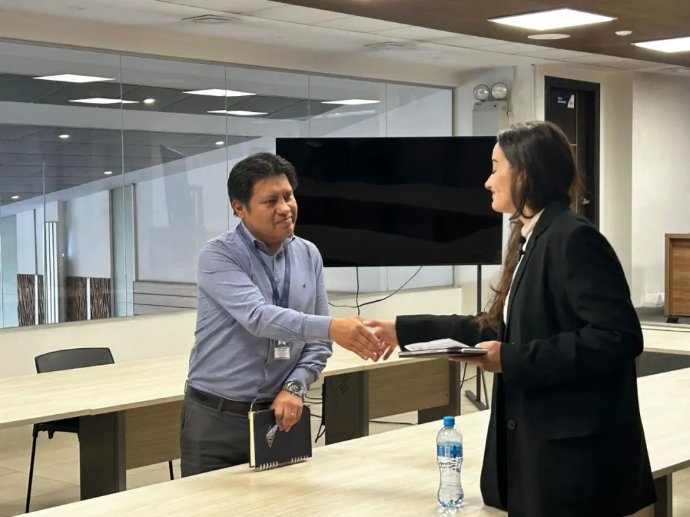 La diputada Nayar con el gerente de planificación de YPFB. Foto: Prensa de Luisa Nayar