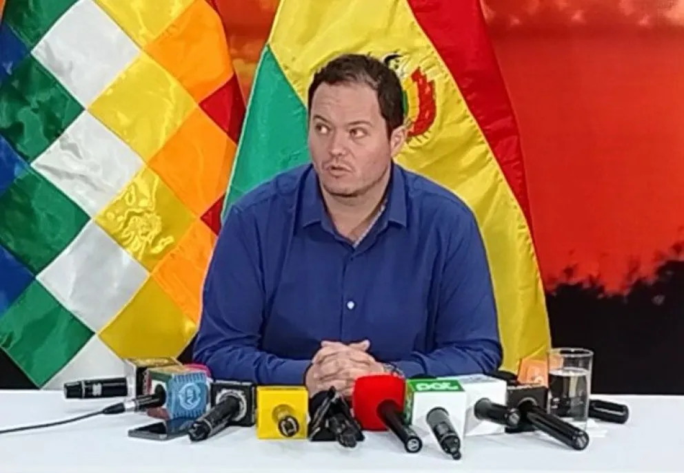 El presidente de YPFB, Armin Dorgathen, brinda conferencia de prensa, en la ciudad de Santa Cruz. Foto: captura