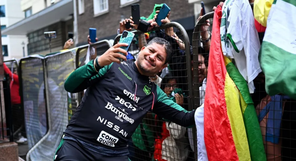 Villegas se saca una selfie con los hinchas nacionales en Argentina. Foto: FBF.