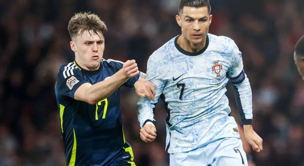 Cristiano (der.) en plena acción contra Escocia. Foto: Selección escocesa.