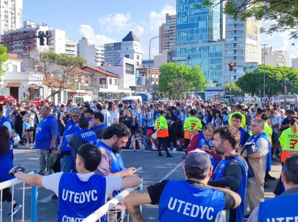 Miles de personas se acercaron temprano al estadio Más Monumental de Buenos Aires. Foto: Marco Mejía.