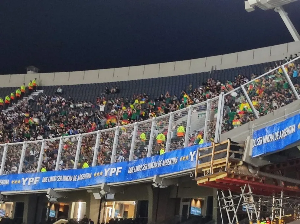 Hinchas bolivianos en una de las tribunas. Foto: Marcos Bonilla.