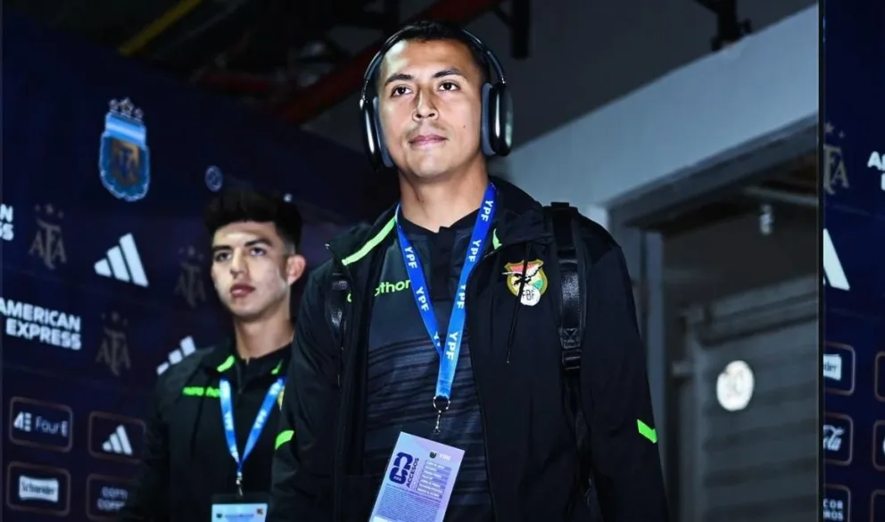 Fernández, en primer plano, y Villamil ingresan al vestuario de Bolivia en el estadio de River Plate. Foto: FBF