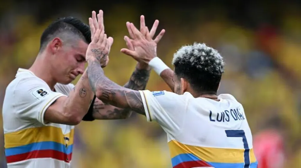 Luis Díaz (der.), autor de un gol contra Chile, es felicitado por un compañero. Foto: EFE