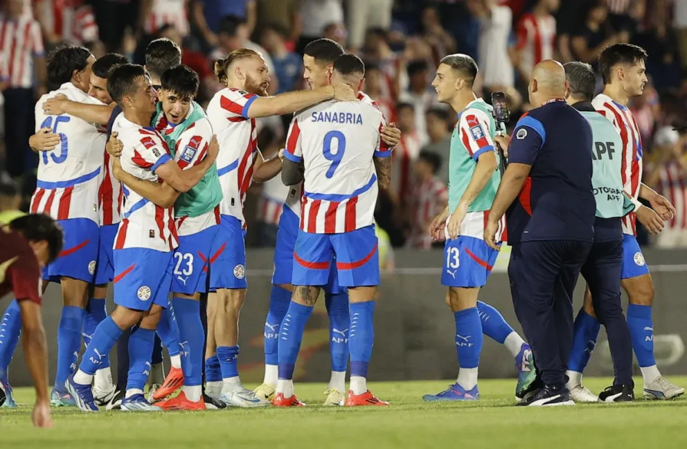 El combinado paraguayo celebra uno de sus goles. Foto: EFE.