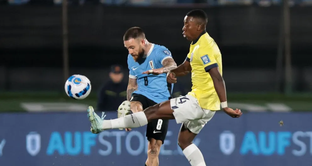 La lucha por la pelota en un apretado partido en Montevideo. Foto: EFE.