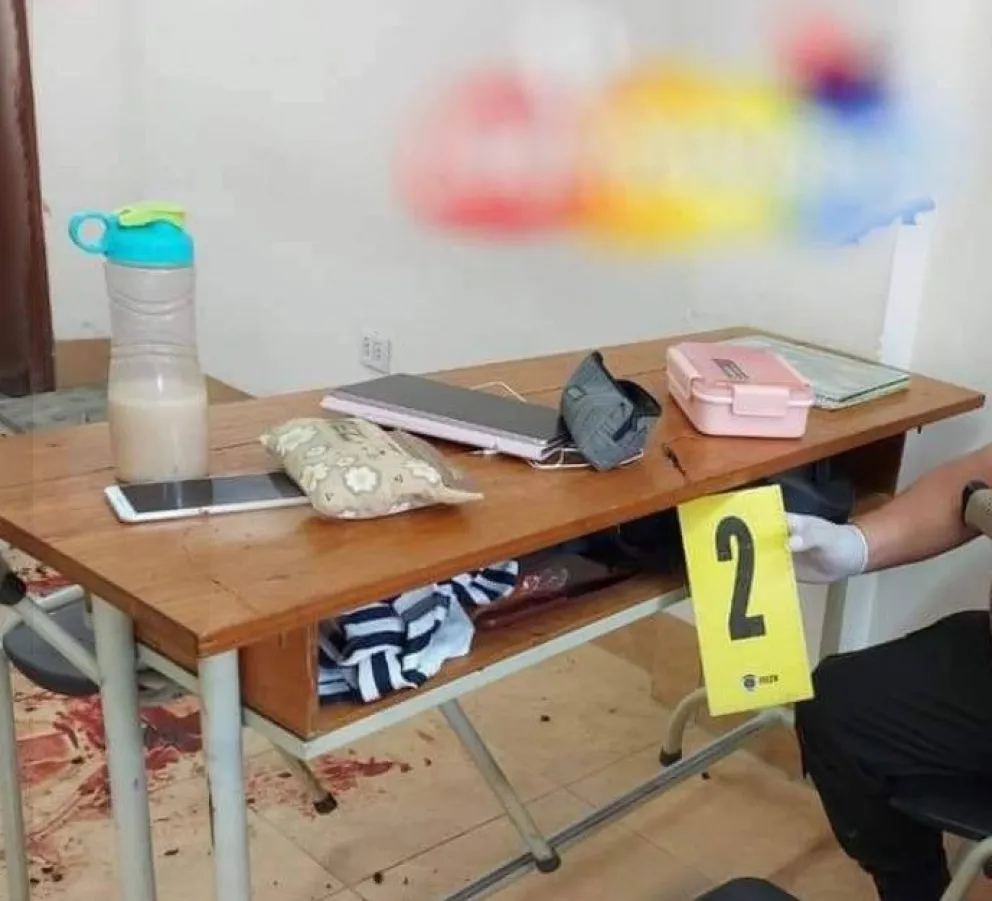 La Policía recoleta las pruebas en el aula donde fue asesinada la joven Kamila en Caranavi. Foto: Radio/RED Amanecer-Es Noticia
