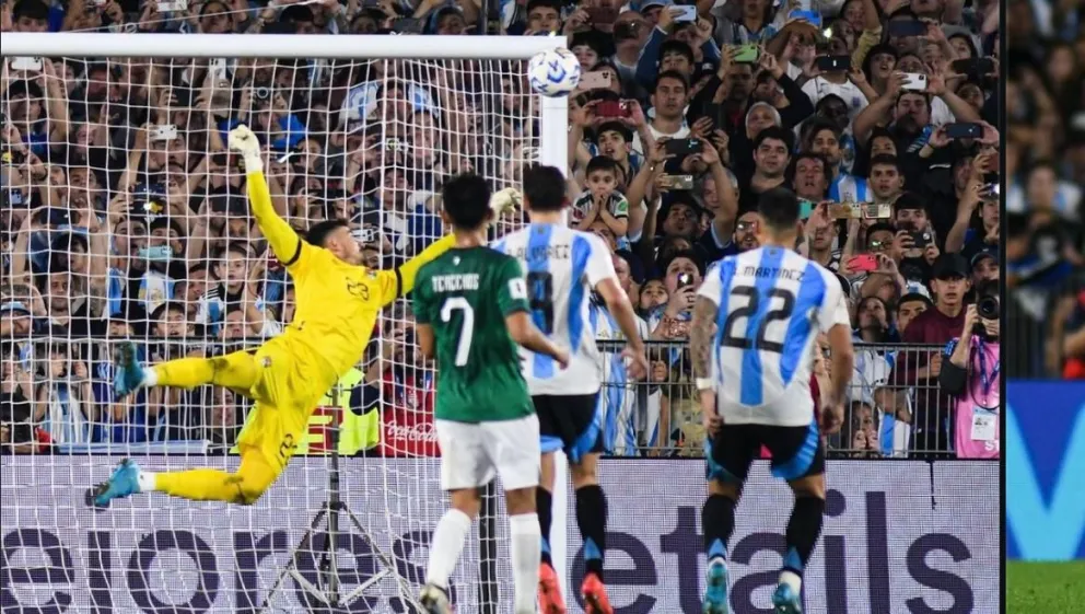 El vuelo de Viscarra evita el que pudo ser un golazo de tiro libre de Lionel Messi. Foto: FBF.