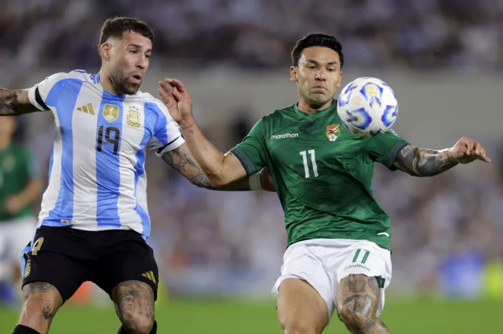 El boliviano Algarañaz domina la pelota ante la marca de Otamendi. Foto: APG.