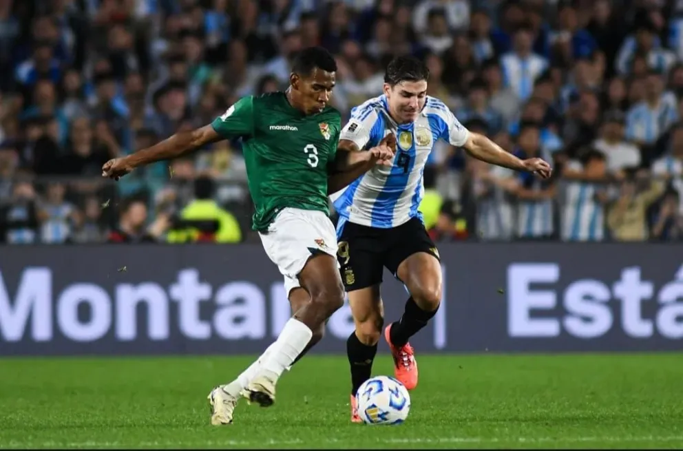 El boliviano Medina (3) lucha por la pelota con Álvarez. Foto: FBF.