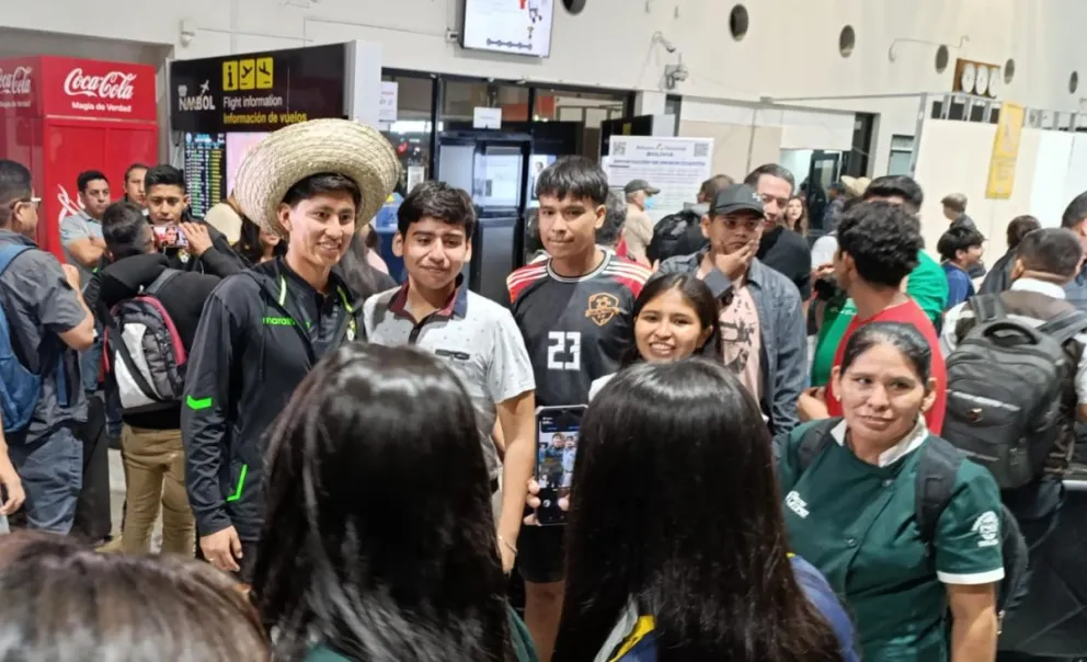 Miguel Terceros es recibido por hinchas en el aeropuerto cruceño. Foto: Sports 360