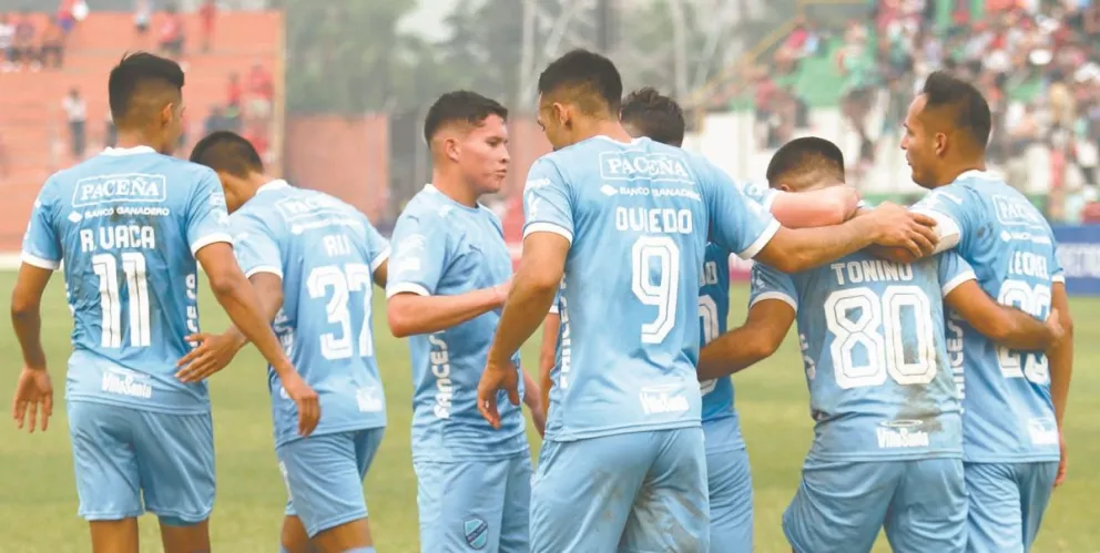 Jugadores de Bolívar festejan su victoria sobre Guabirá en Montero. Foto: APG.